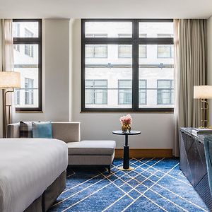 Zimmer mit Kingsize-Bett